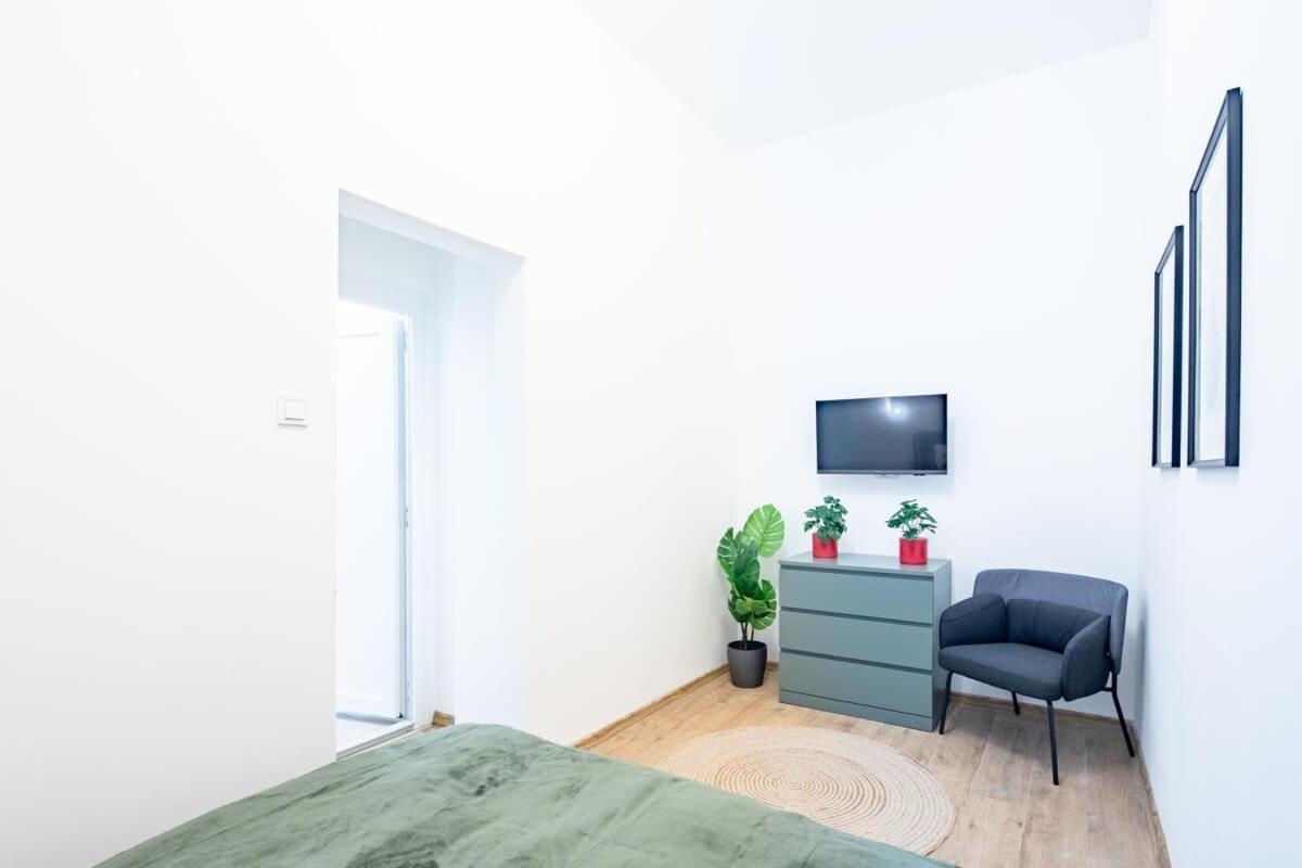 Central - New - Comfy Ac Studio Budapest Luaran gambar