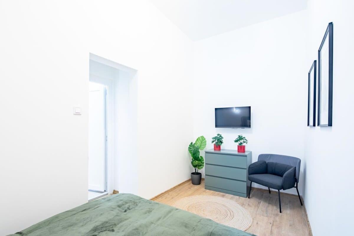 Central - New - Comfy Ac Studio Budapest Luaran gambar