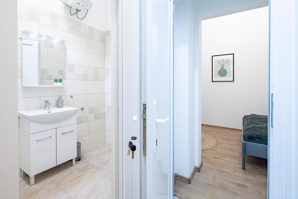 Central - New - Comfy Ac Studio Budapest Luaran gambar