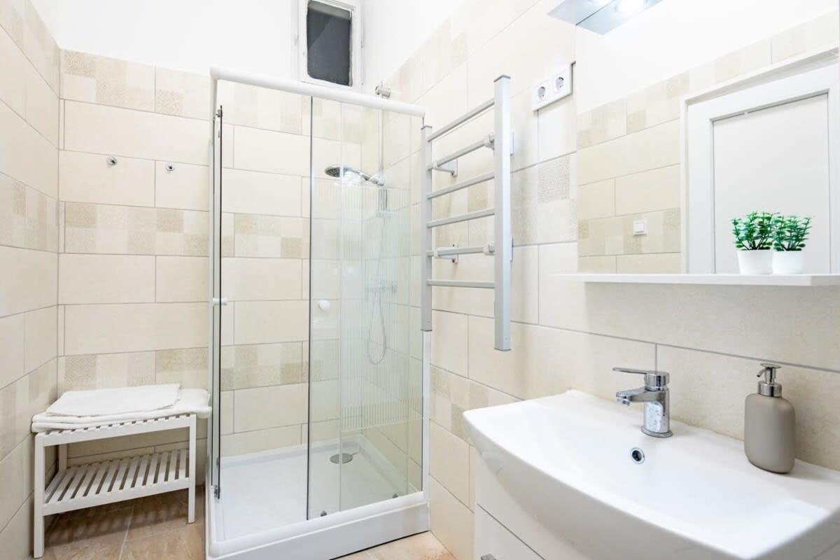 Central - New - Comfy Ac Studio Budapest Luaran gambar
